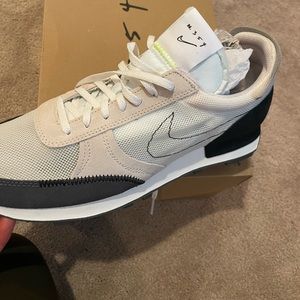 NWT Nike debreak-type
